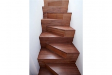 Helytakarékos fa lépcső váltott lábas fokokkal